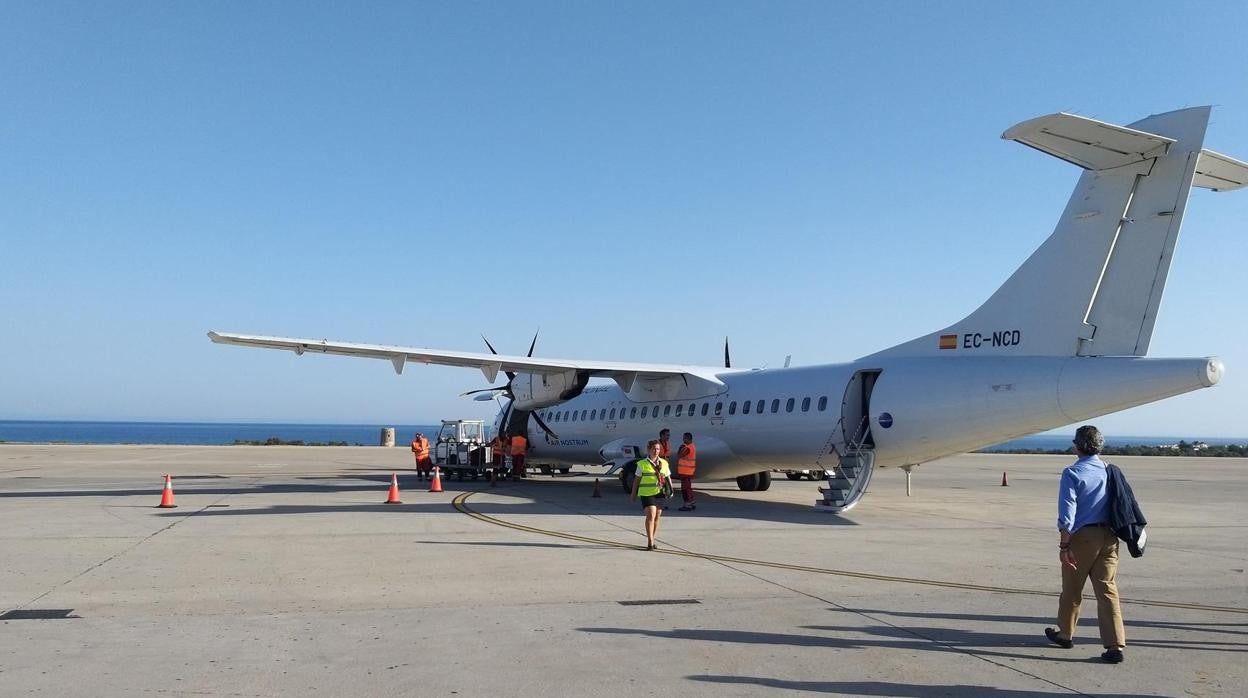 Uno de los aviones que opera el vuelo entre Almería y Sevilla.