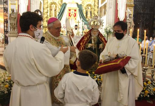 El obispo, en el momento de recibir la imagen del Niño