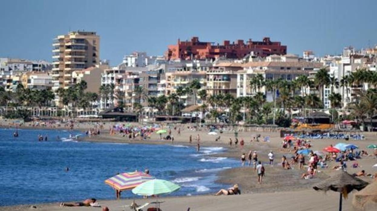 Una de las playas de la Costa del Sol con los hoteles al fondo