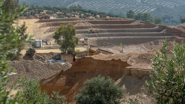 Tercer día de búsqueda del obrero sepultado en la balsa de Jaén para llegar a la cota de lodo