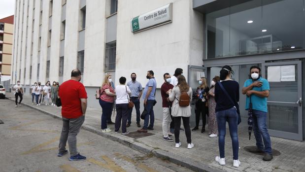 El fin de semana deja en Córdoba una nueva subida de la incidencia de Covid y récord de vacunación completa