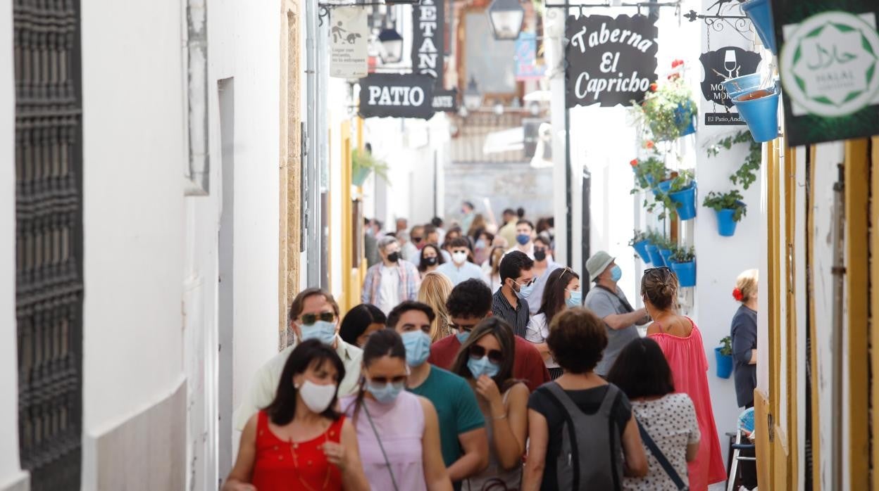 Paseantes por la Judería de Córdoba