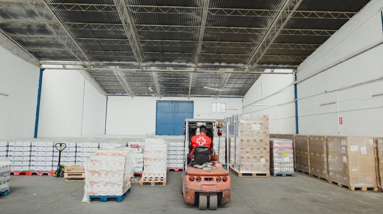 Preparación de los alimentos a distribuir por Cruz Roja en Córdoba