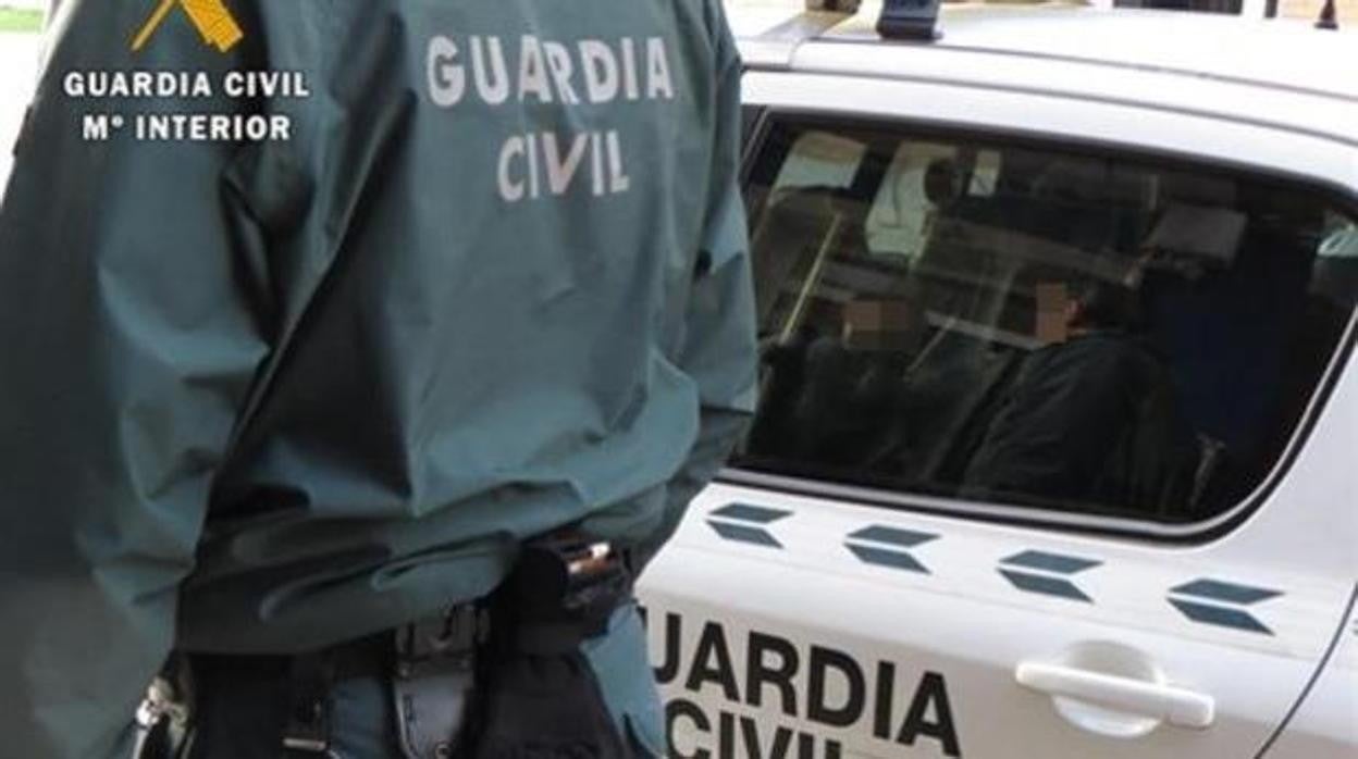 Un agente de la Guardia Civil