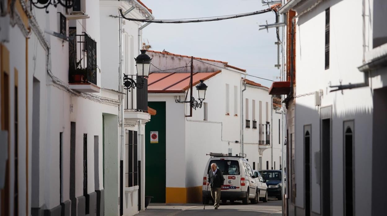 Un hombre mayor camina por Valsequillo, al norte de la provincia de Córdoba