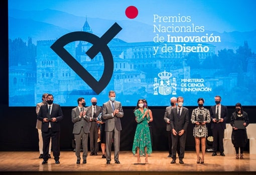 En la foto, Don Felipe y Doña Letizia junto a los premiados