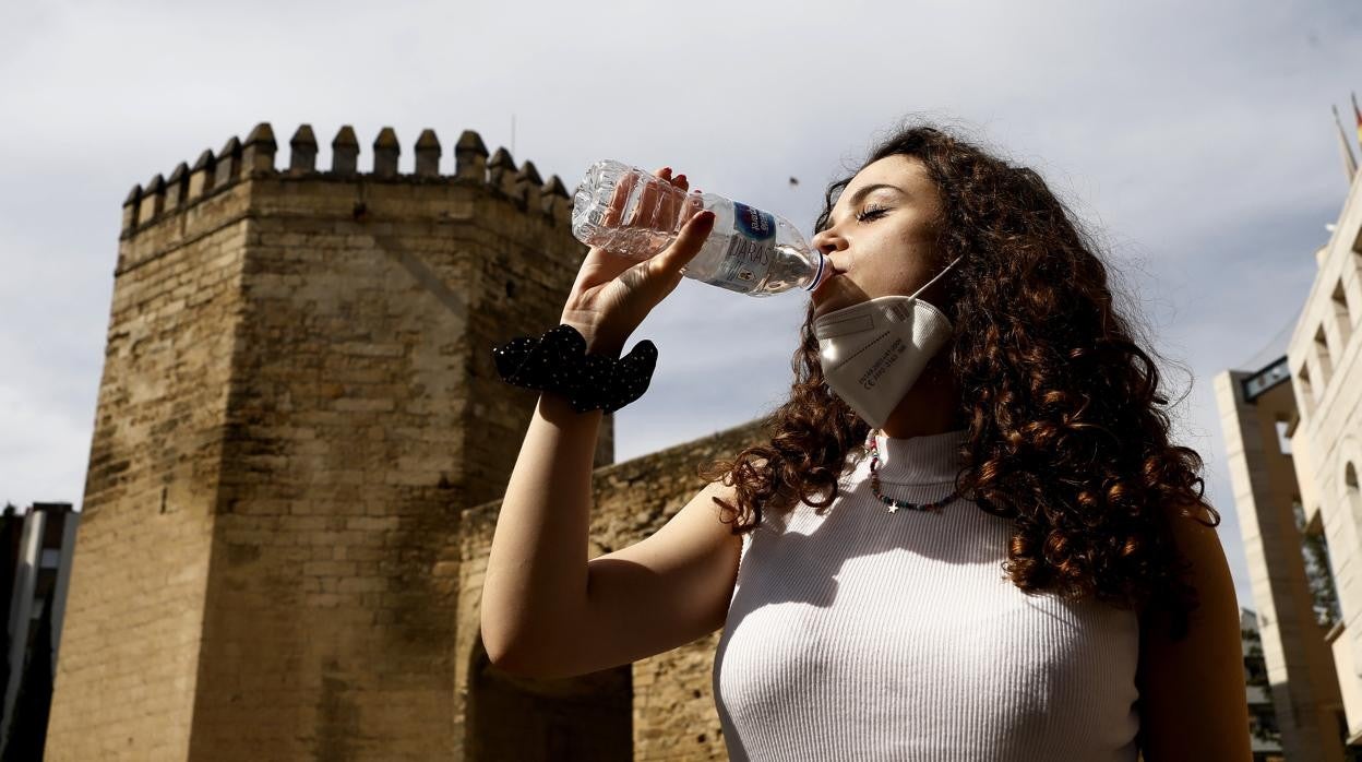 Una joven se refresca junto a la torre de Malmuerta