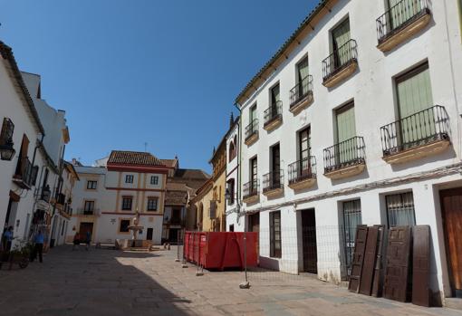 A la derecha, el inmueble que albergará 14 apartamentos turísticos en la plaza del Potro de Córdoba