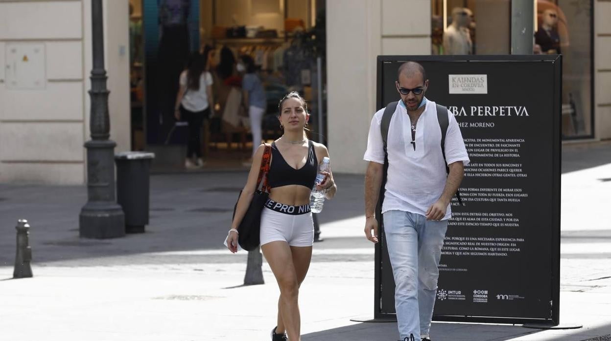 Dos jóvenes en la plaza de Las Tendillas