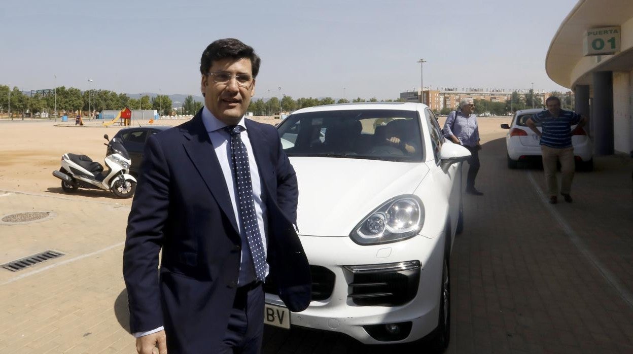 El expresidente del Córdoba CF Jesús León, junto al Porsche Cayenne