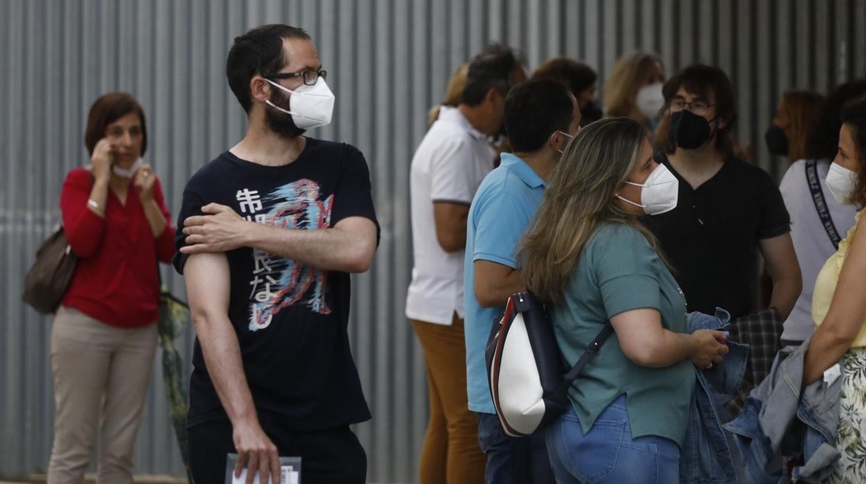 Un joven después de vacunarse en Córdoba