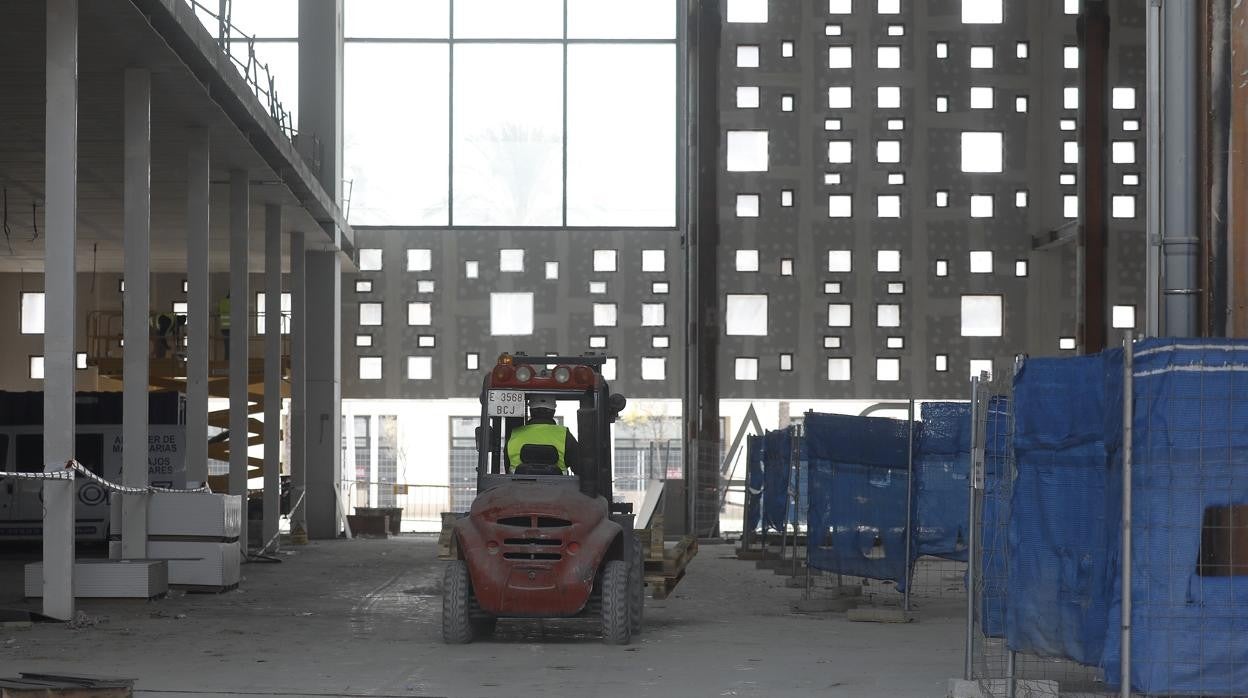 Un operario de la construcción trabaja en el interior del Centro de Ferias del Ayuntamiento