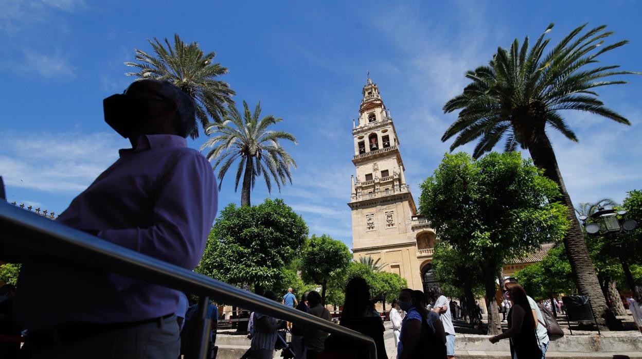 Turistas en el Patio de los Naranjos