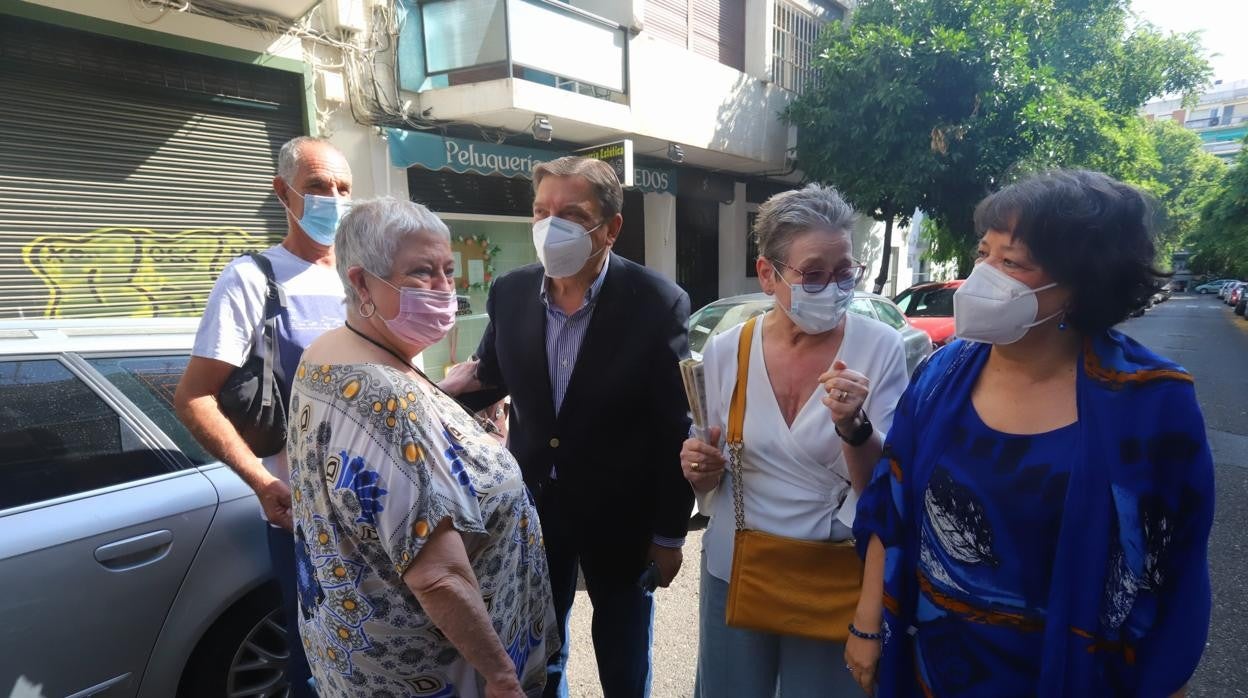 Luis Planas, junto a la ex senadora Eloísa Fernández y la subdelegada del Gobierno, tras votar en las primarias en Córdoba