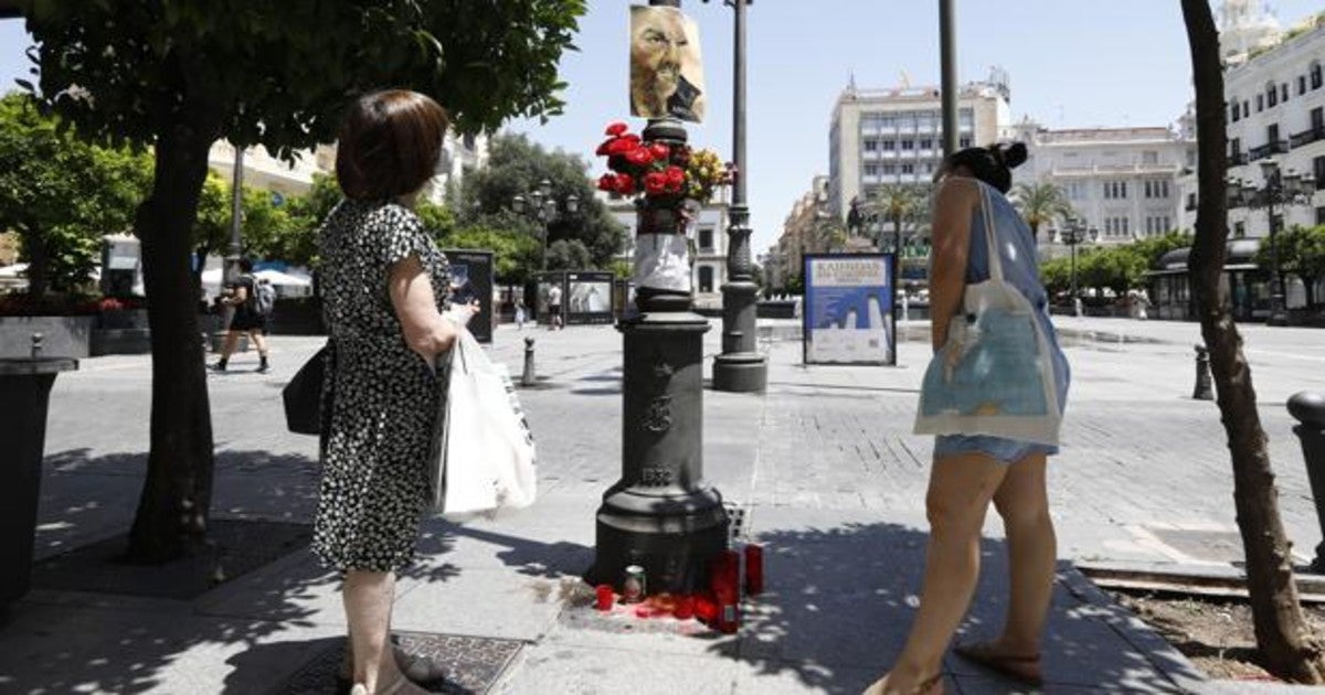 Recuerdo de los comerciantes del Centro 'Lolo', el sintecho que durante años pidió en Las Tendillas