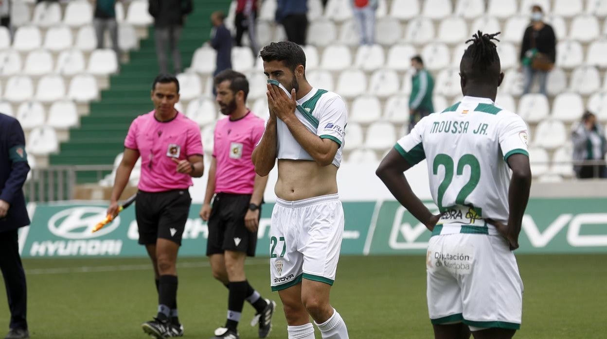 Los árbitros del último partido del Córdoba CF en Segunda B se retiran del terreno de juego