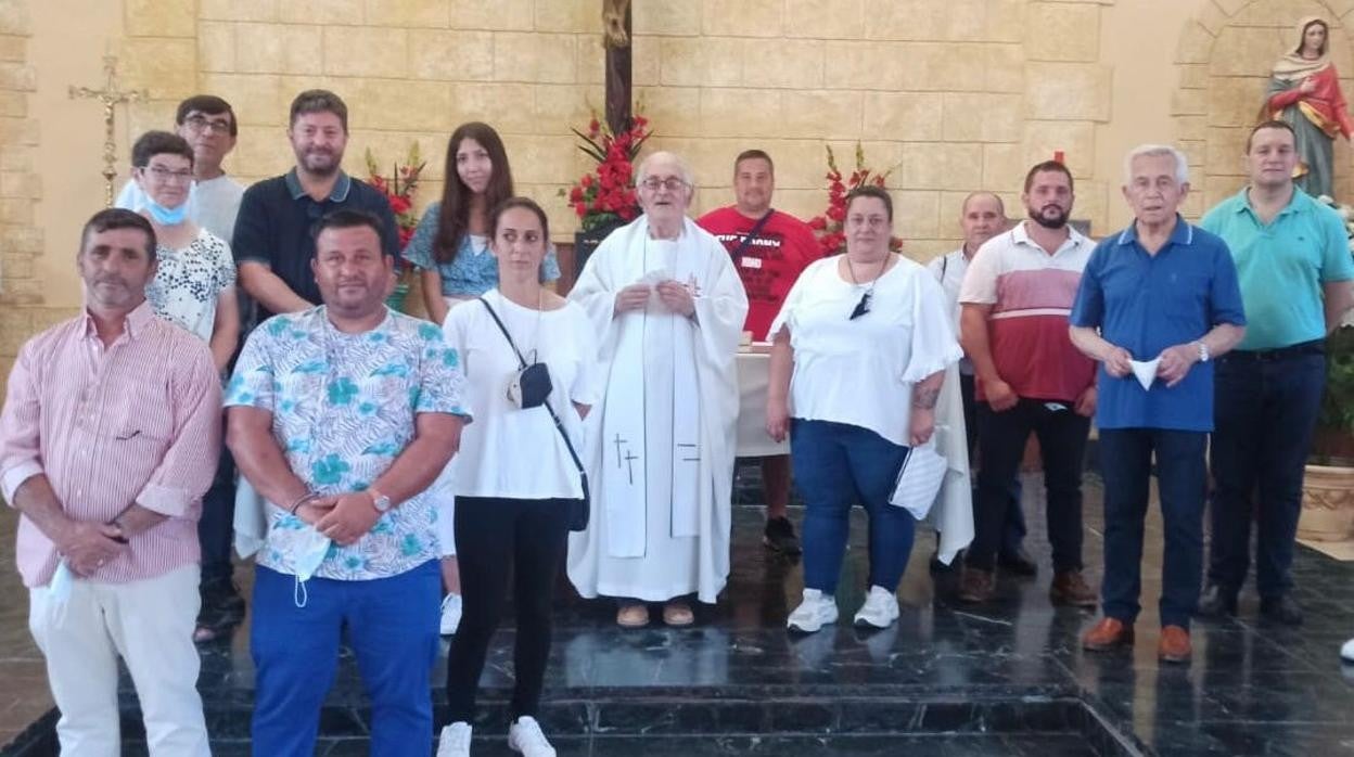 Pilar Torrecillas, en el centro a la derecha, junto a los miembros de la nueva junta de gobierno de la Piedad