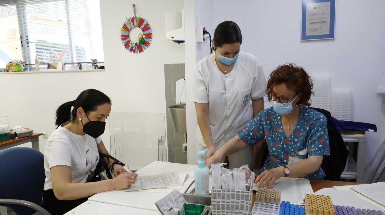 Enfermeras preparan vacunas contra el Covidl en el centro de salud Carlos Castilla del Pino el pasado mayo