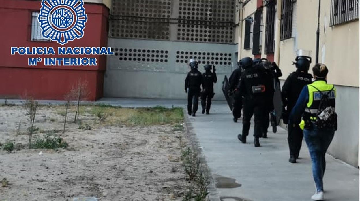 Agentes de la Policía Nacinoal durante el perativo este miércoles