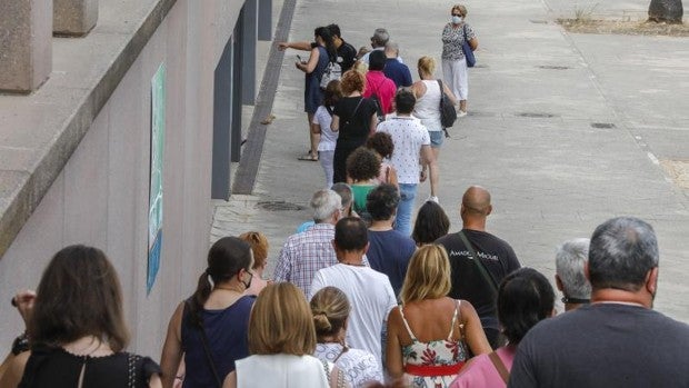 La curva de contagios Covid comienza a bajar lentamente en Andalucía y se nota en los hospitales