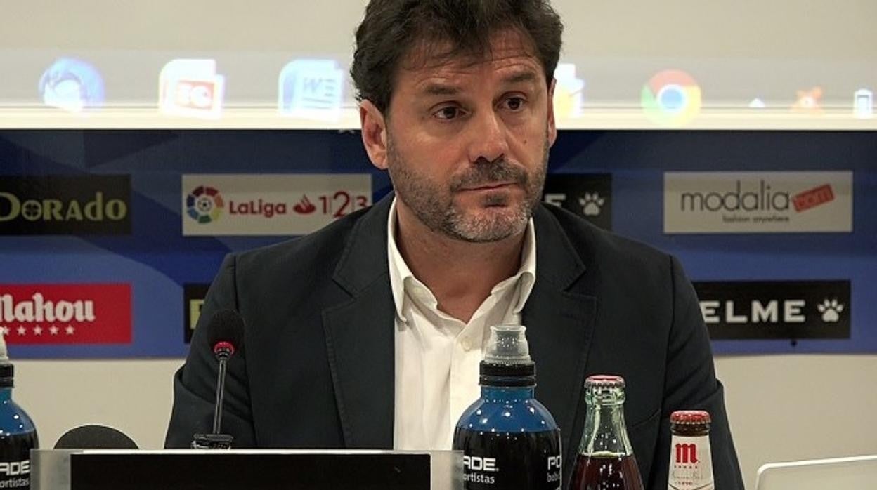 Luis Yáñez, en una rueda de prensa del Rayo Vallecano