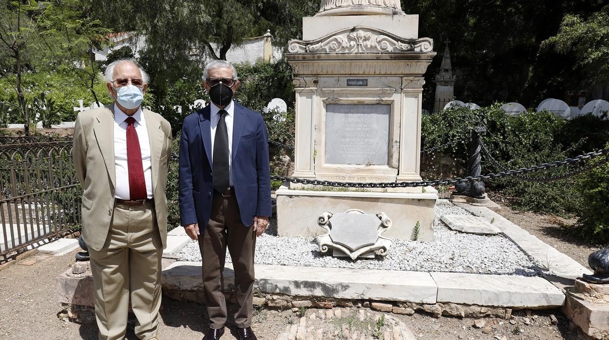 Bruce McIntyre y Braulio Medel tras la firma el acuerdo para conservación del Cementerio Inglés