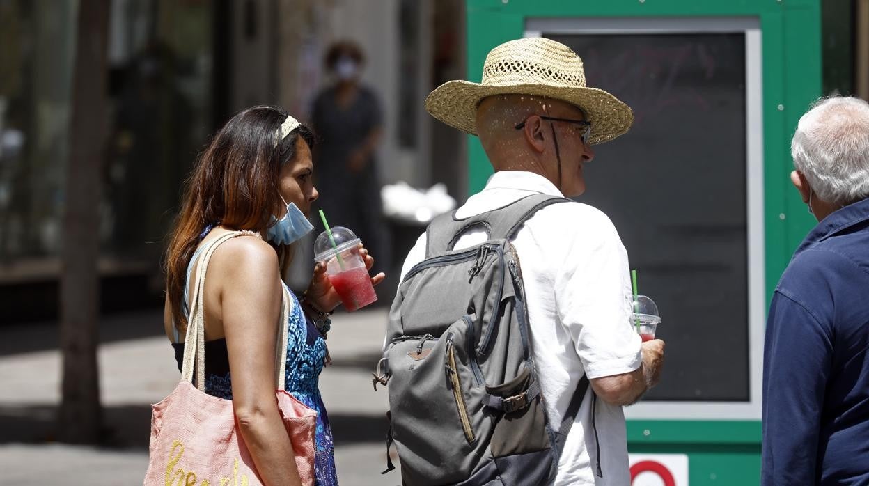 Una pareja se refresca con granizadas