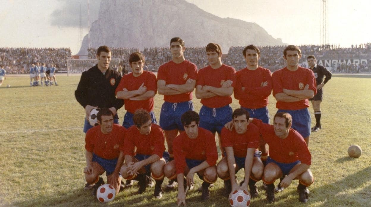 El equipo español, en el estadio de La Línea con el Peñón al fondo