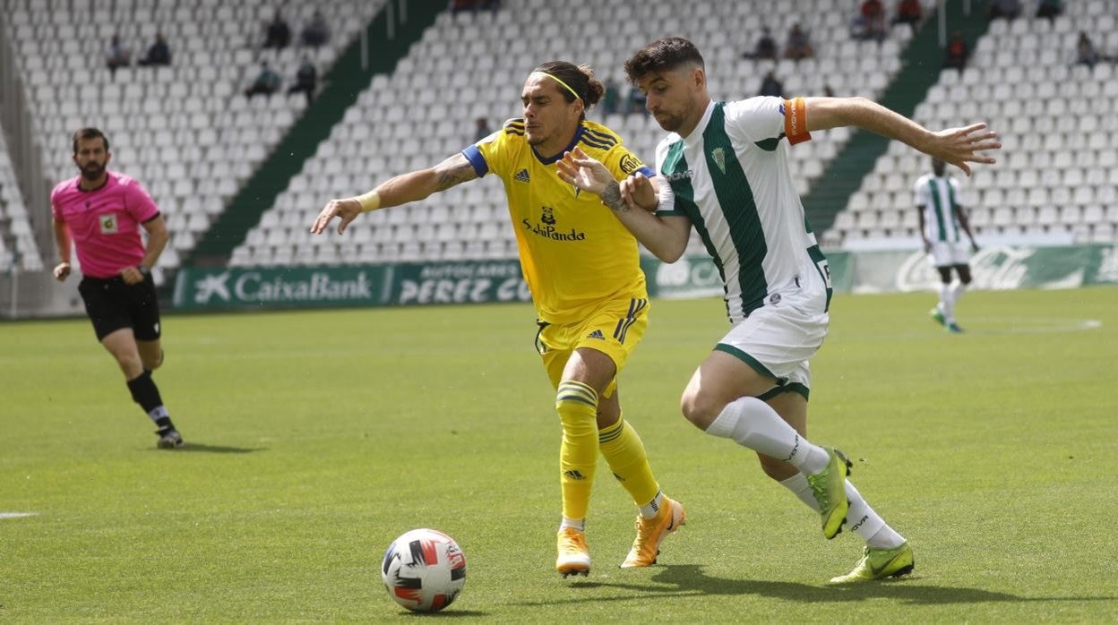 Javi Flores, en el Córdoba CF - Cádiz B, dos equipos de Segunda RFEF la próxima temporada