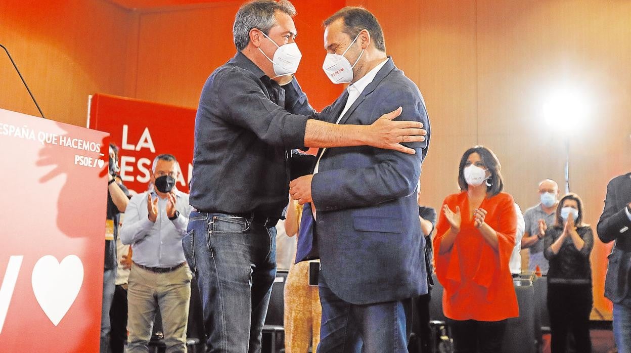 Espadas y Ábalos se saludan este domingo en el acto del PSOE