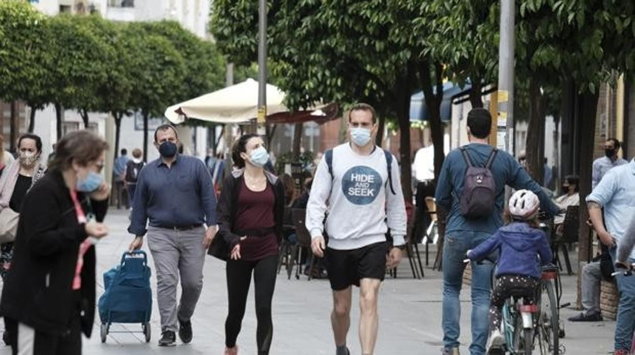 Gente con mascarilla andando por la calle