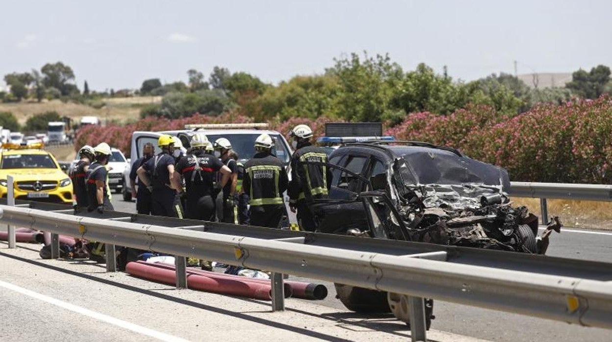 Bomberos en el accidente ocurrido este pasado lunes en la A-4 de Córdoba