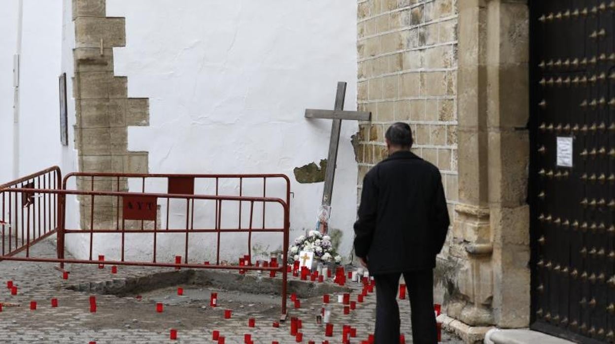 Un vecino de Aguilar contempla el altar improvisado en el lugar donde retiraron la Cruz de las Descalzas