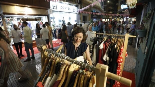 Unos 300 comercios de Córdoba abrirán la noche de San Juan hasta la 0.00 horas para alentar las compras