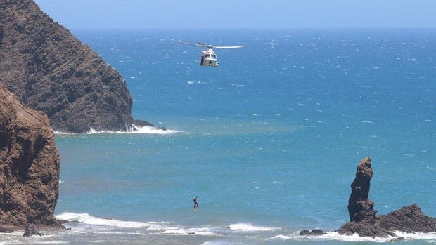 Buscan a un hombre que cayó de un kayak en la costa de Níjar, en Almería