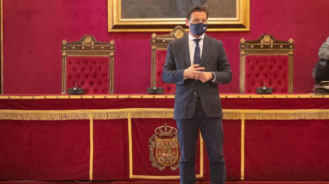 Luis Salvador en el salón de plenos del Ayuntamiento de Granada