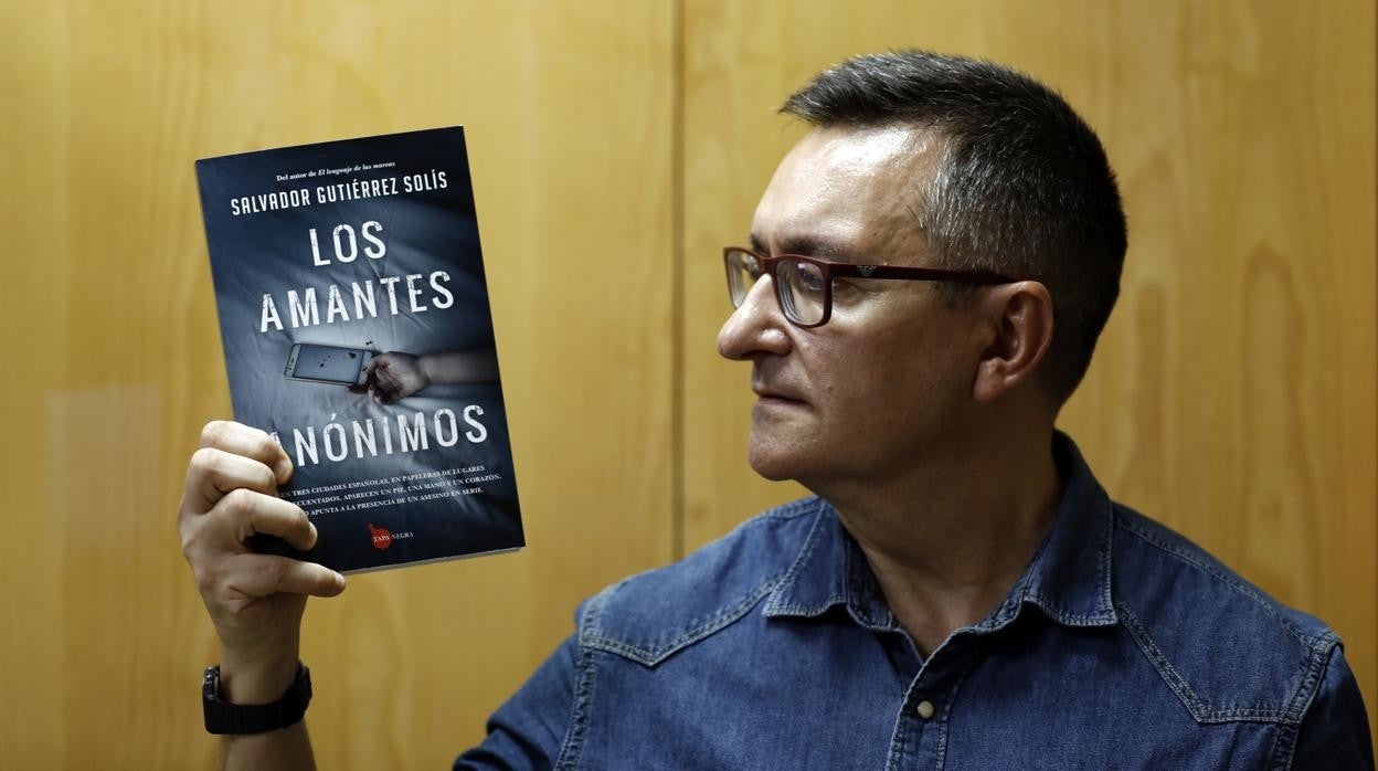 Salvador Gutiérrez Solís, en la librería Luque de Córdoba