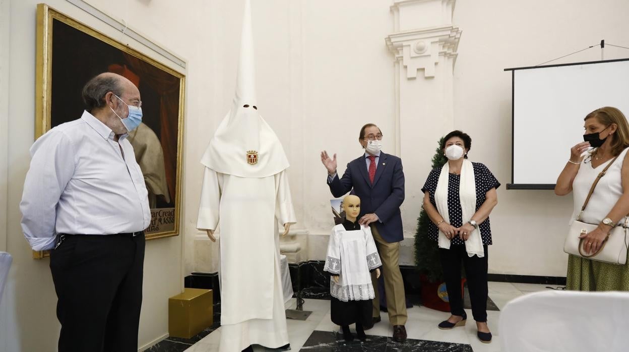 Presentación de los hábitos de nazareno y monago de la hermandad de la Quinta Angustia