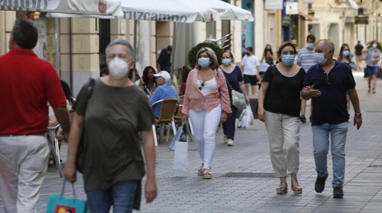 Ciudadanos caminando por el centro de Córdoba