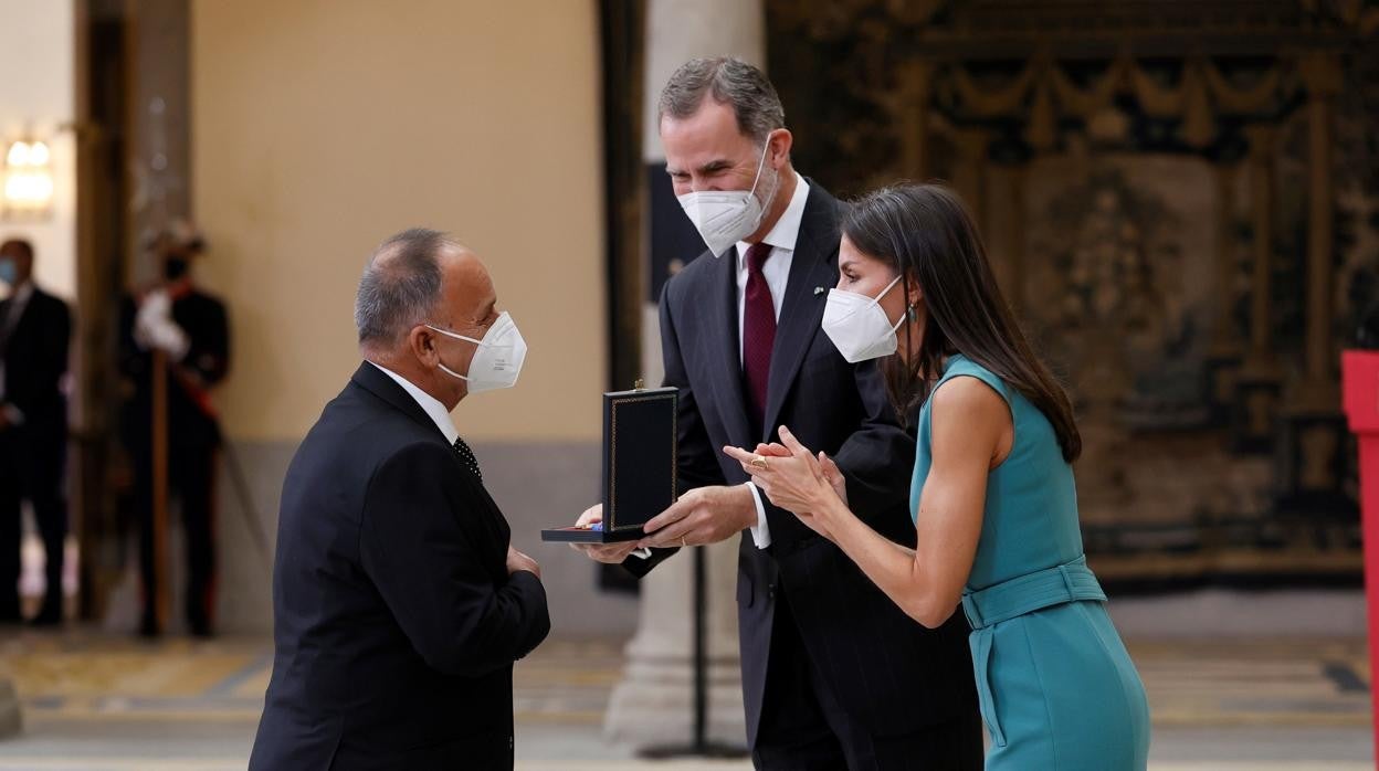 El Pele recibe de los Reyes la Medalla de Oro al Mérito en las Bellas Artes