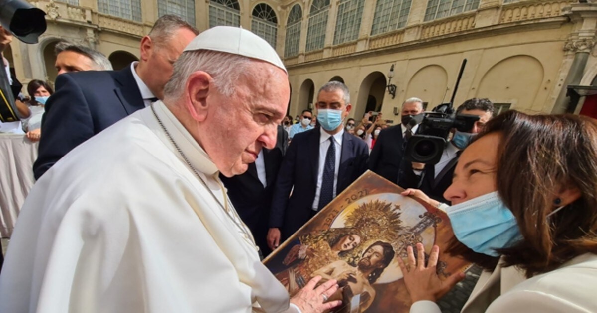 Paloma Saborido haciendo la entrega al Papa Francisco
