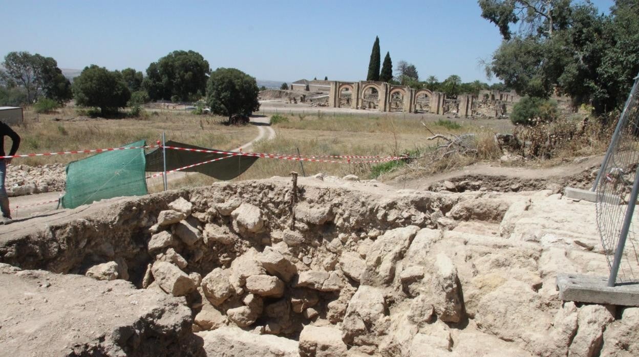 Sillares del gran pórtico oriental de la plaza de armas de Medina Azahara, con el occidental al fondo