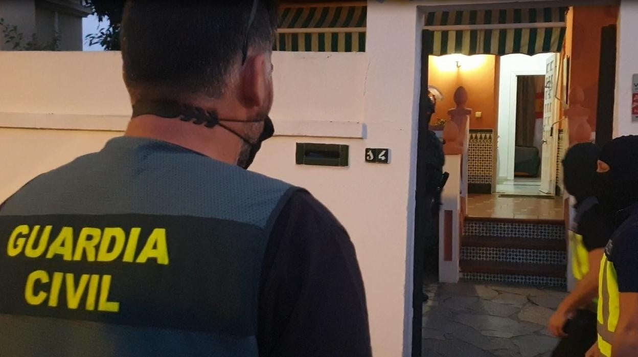 Algunos de los agentes, durante uno de los registros en Algeciras