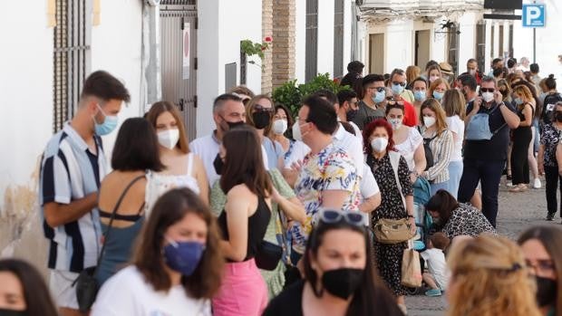 ¿Por qué Córdoba es la única capital andaluza en riesgo extremo? El Mayo festivo, graduaciones, botellón...