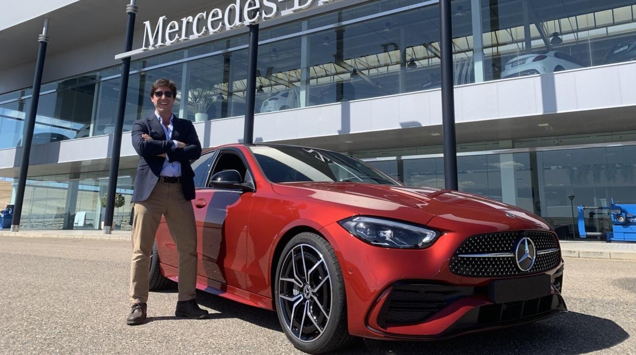 Juan Manuel Fernández Ibáñez con el nuevo Clase C en la Ciudad-Mercedes de Córdoba