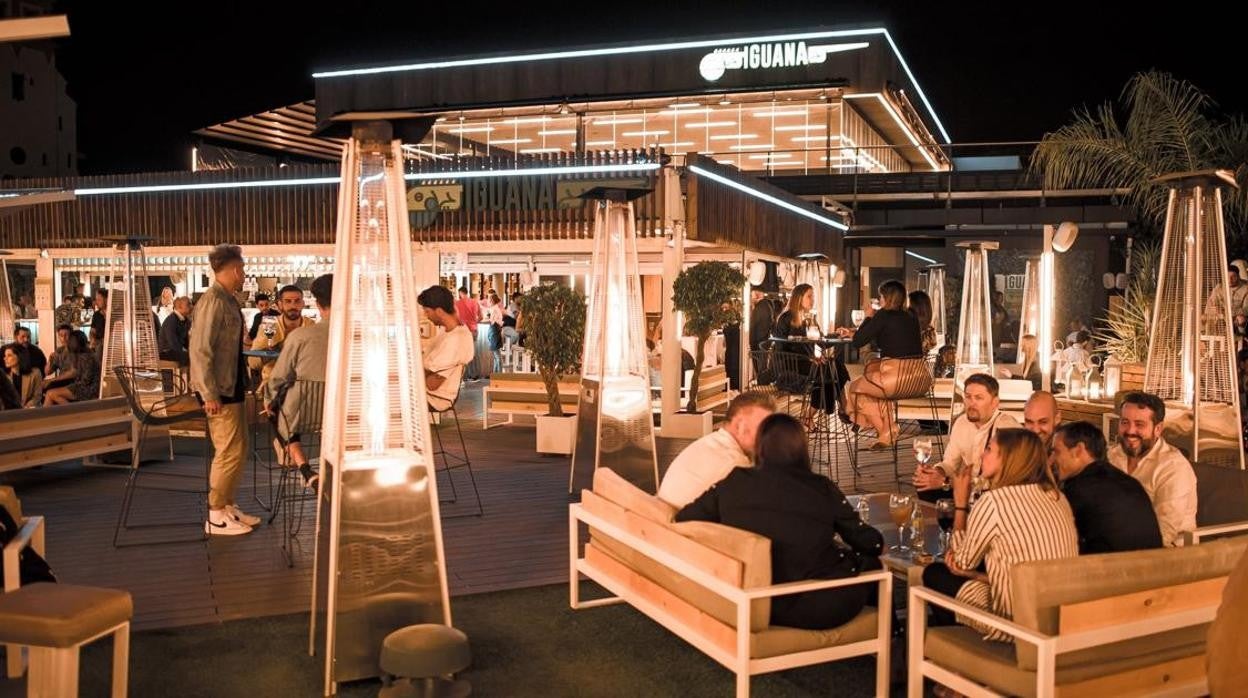 Varias personas, en una terraza de una discoteca de Sevilla