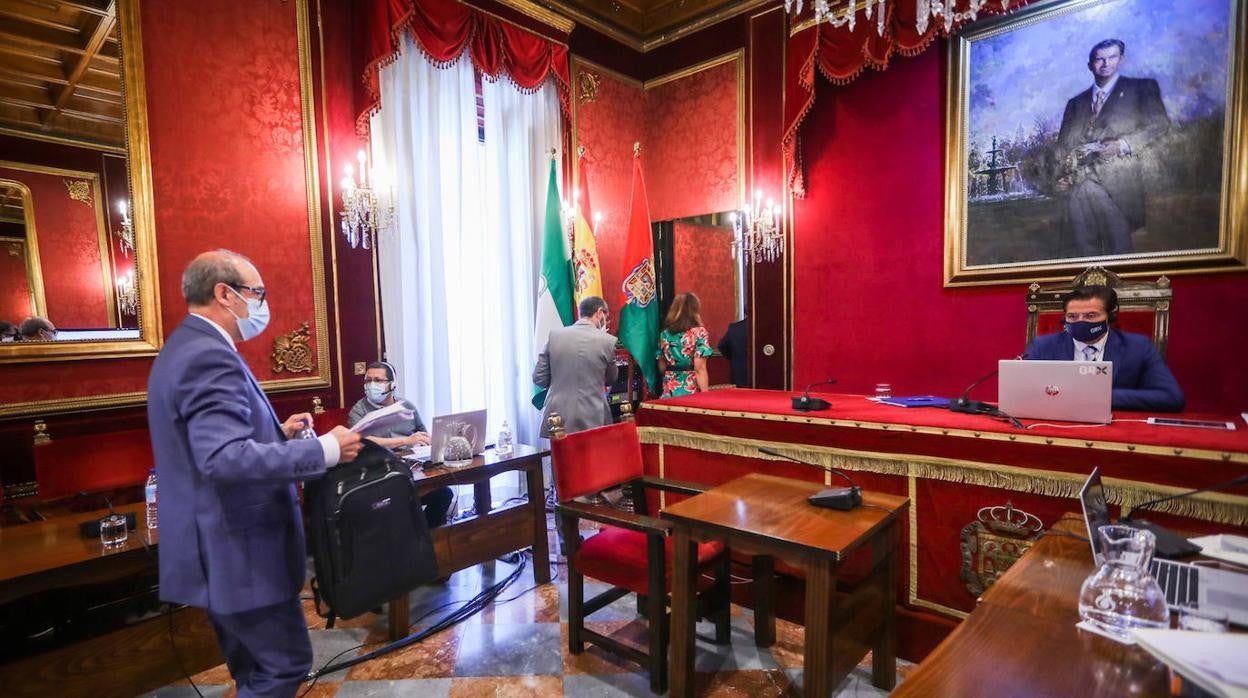 El salón de plenos del Ayuntamiento de Granada, durante la salida de todos los concejales