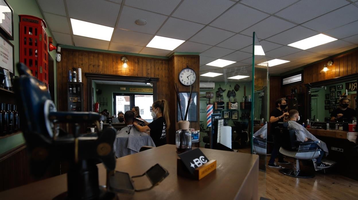 Luces a pleno rendimiento en la barbería BC de El Realejo