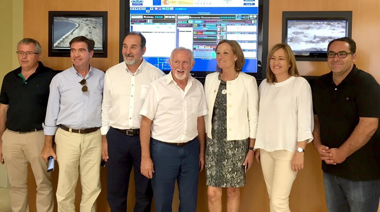 Antonio López Úbeda (en el centro), junto con la exconsejera de Agricultura Carmen Ortiz