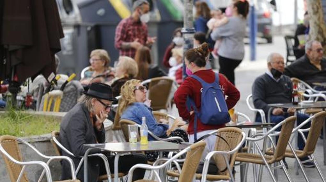 Clientes en la terraza de un bar de Córdoba